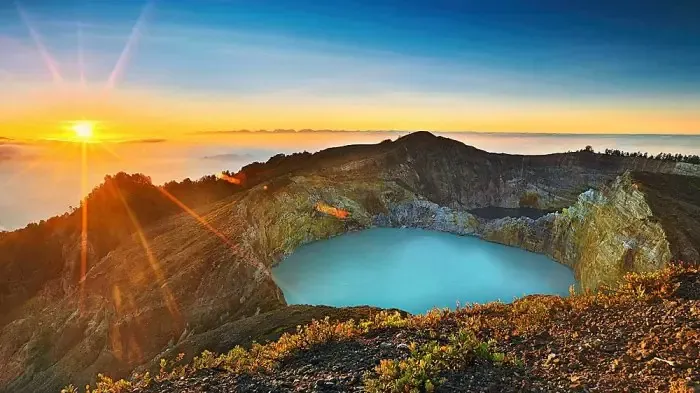 Keajaiban Danau Kelimutu: Pesona Tiga Warna di Puncak Flores