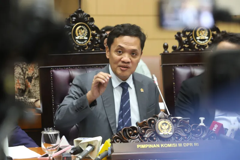 Penegasan Habiburokhman: Polri Harus Tetap di Bawah Presiden, Tegaskan Dukungan Program Prabowo