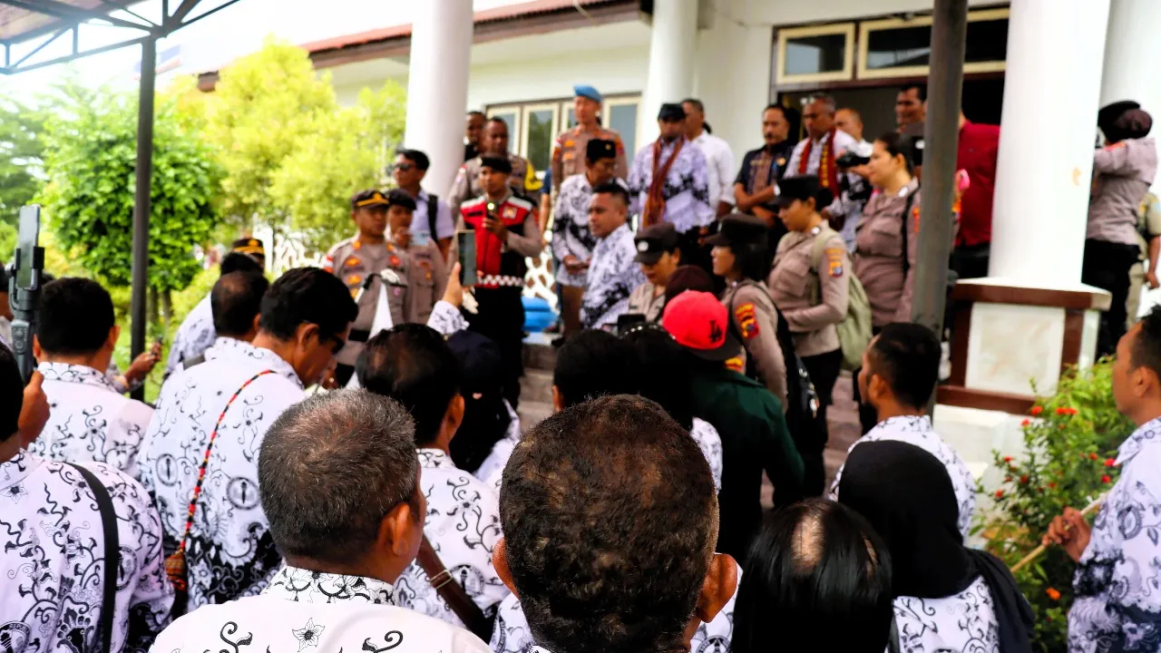 Aksi Damai PGRI di DPRD Flotim Berjalan Kondusif Berkat Pengamanan Polres Flores Timur