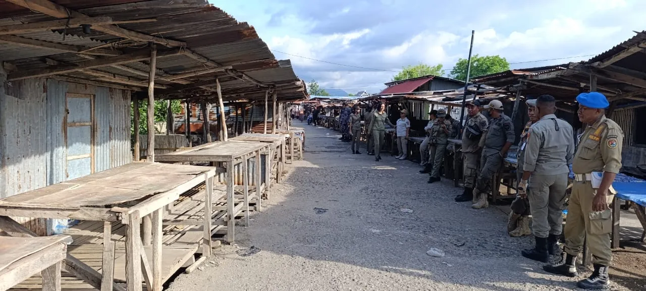 Pemerintah Sikka Tertibkan Pasar Wuring, Pedagang Diangkut ke Pasar Alok