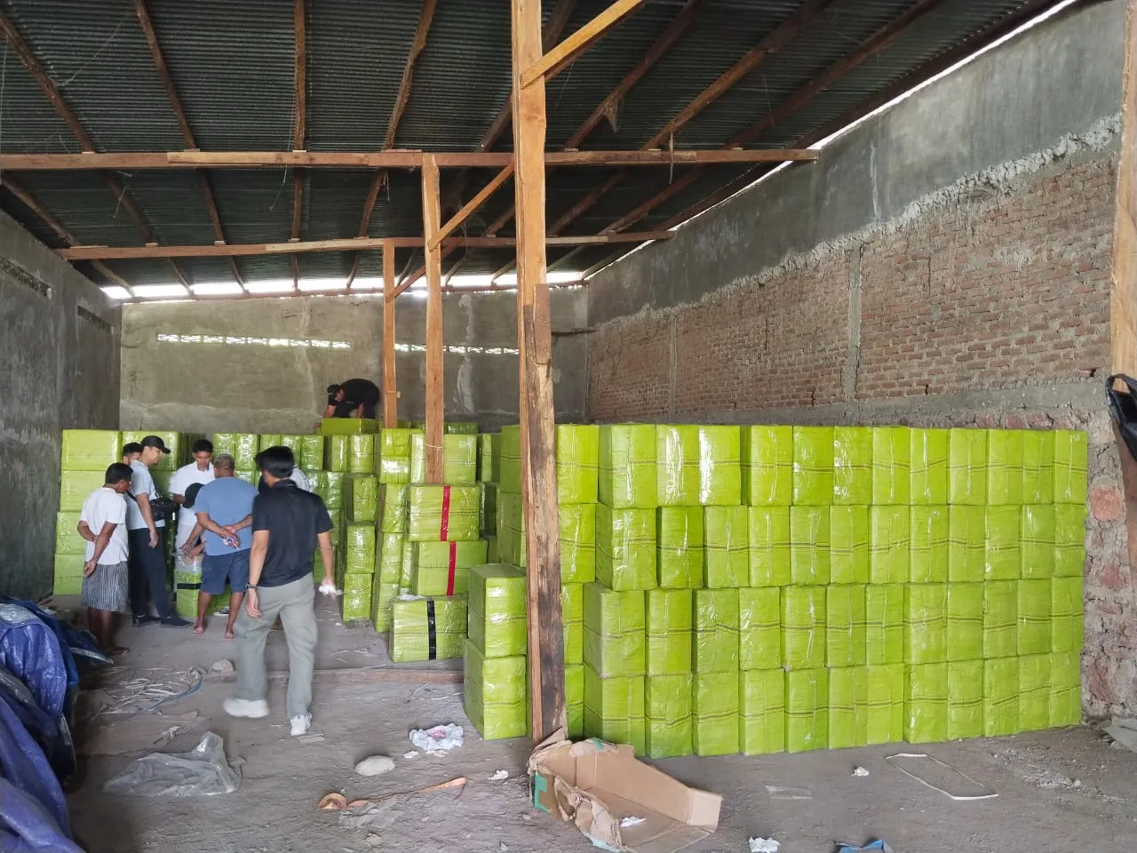 Bea Cukai Atambua dan Aparat Keamanan Polres TTU Bongkar Gudang di Kefamenanu, Ribuan Rokok Diduga Cukai Palsu Diamankan