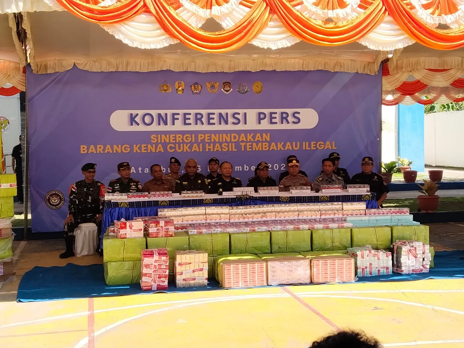 Konferensi Pers Bea Cukai Atambua : 11 Juta Batang Rokok Ilegal Disita, Tiga WNA Asal Tiongkok Ditetapkan Sebagai Tersangka.