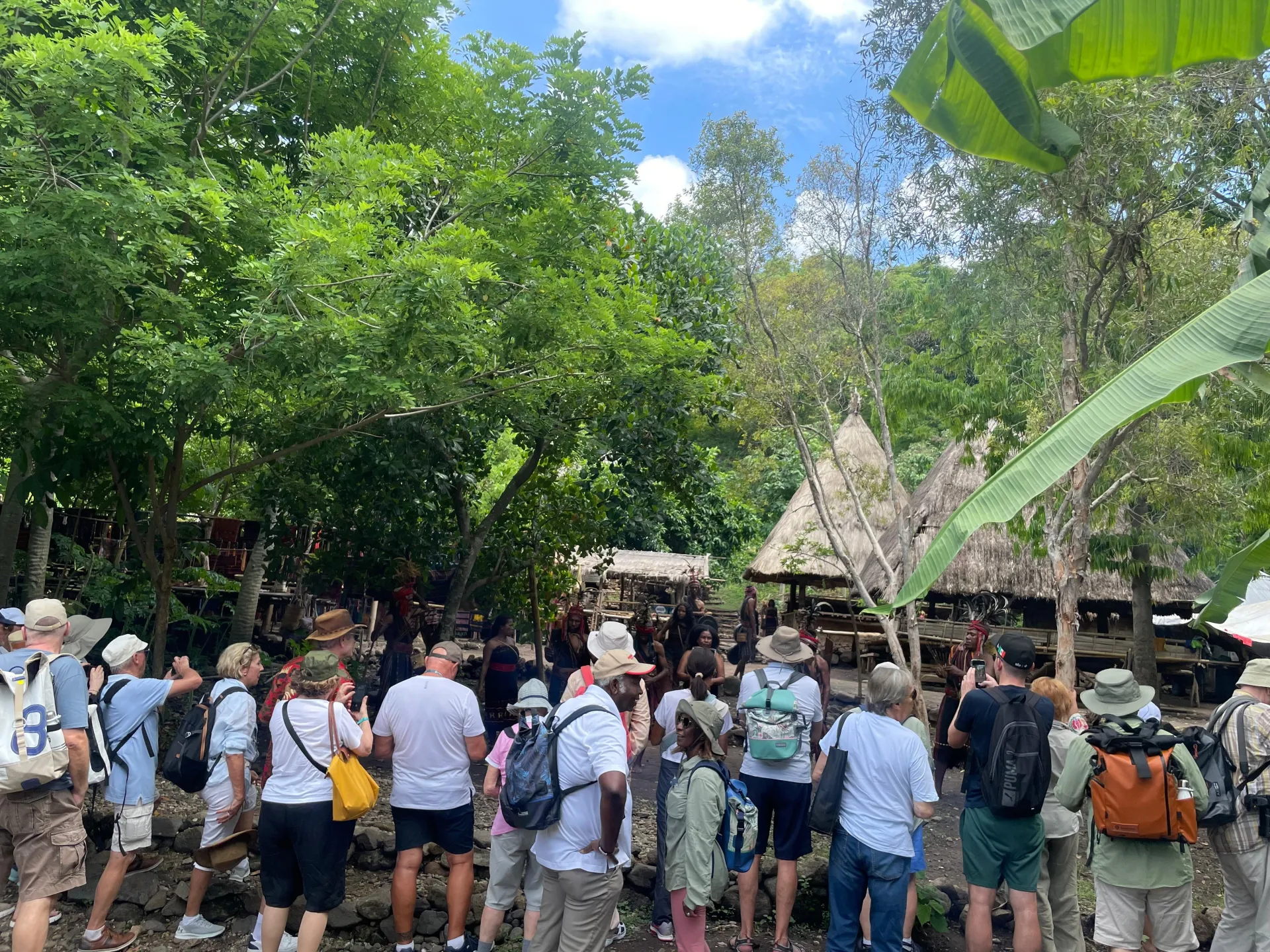 Ratusan Wisatawan Asing Kunjungi Kabupaten Alor Lewat Kapal Pesiar