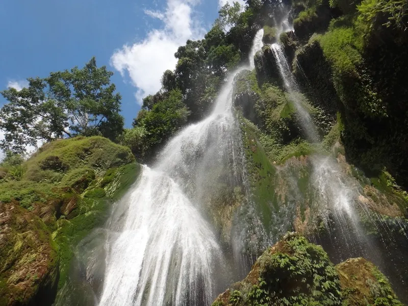 Menjelajahi Air Terjun Laputi: Pesona 'Tangga Langit' dan Danau Keramat di Jantung Sumba Timur
