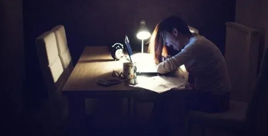 Ancaman Senyap Begadang: Bukan Sekadar Kantuk, Ini Daftar Panjang Dampak Fatal pada Kesehatan