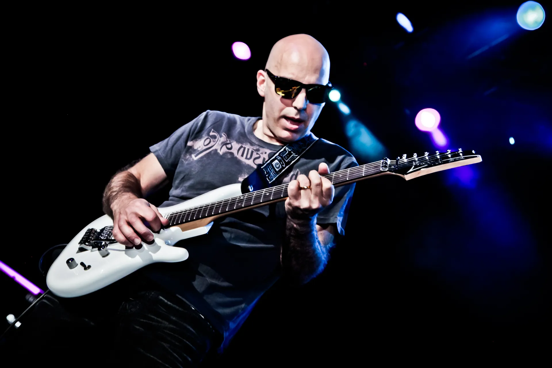 Joe Satriani: Maestro Gitar Dunia yang Mengubah Instrumen Menjadi Bahasa Universal