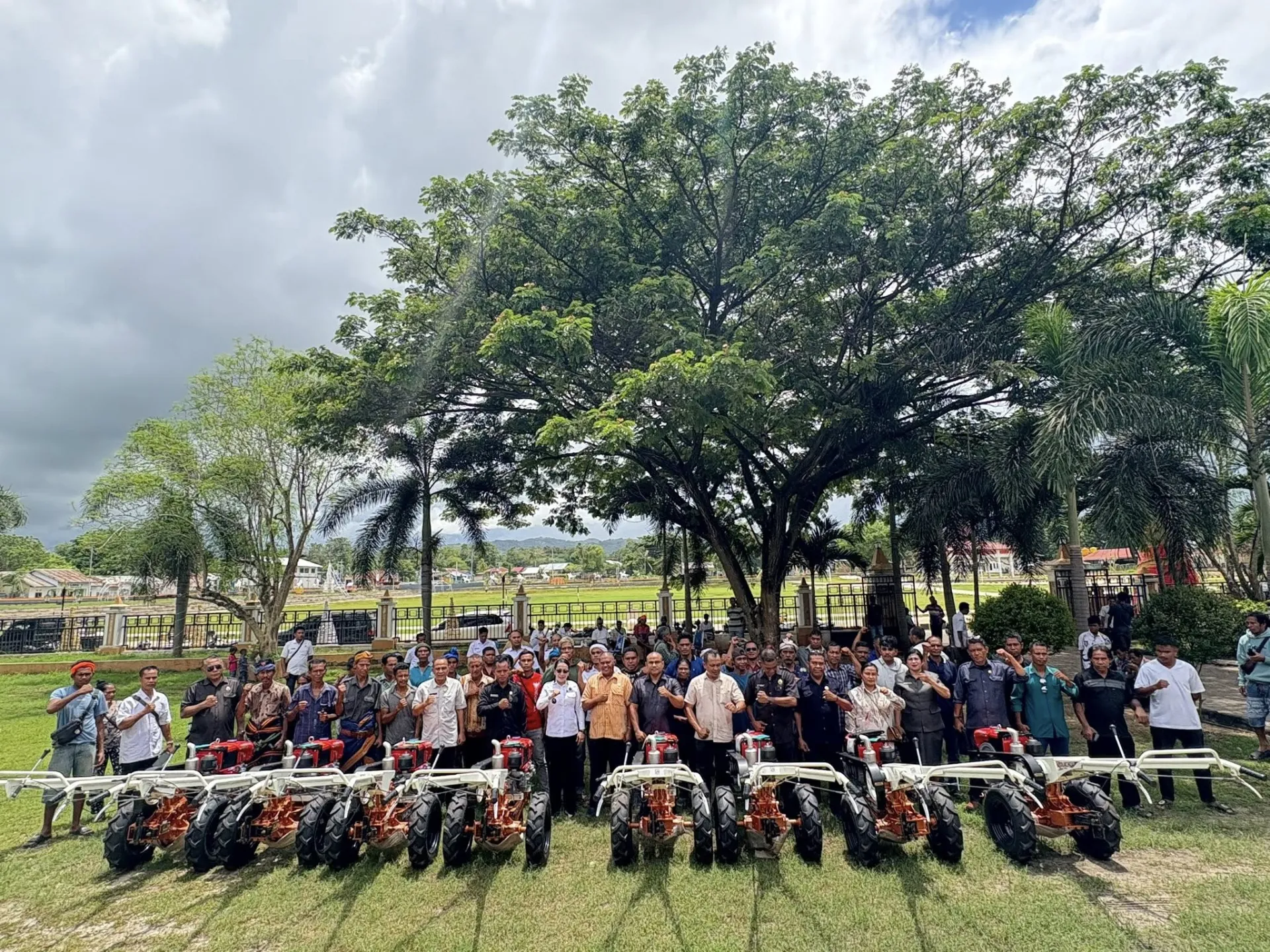Dorong Produktivitas Petani, Bupati SBD Serahkan 25 Handtraktor untuk Kelompok Tani
